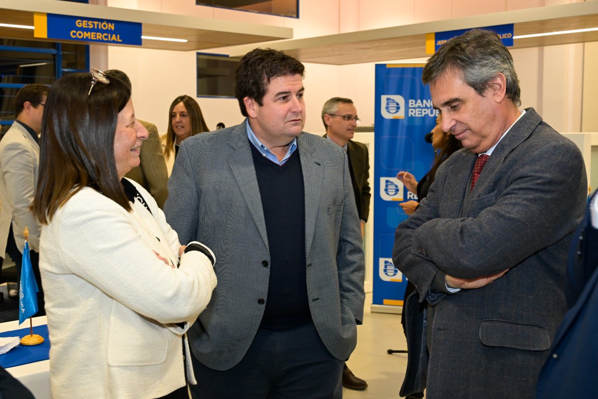 Martín Fernández Aizcorbe (@mfernandez33) on Twitter photo Estuvimos en Tarariras reinaugurando la renovada sucursal del <a href="/BROU_uy/">Banco República</a>, junto al Directorio, funcionarios y clientes del Departamento de Colonia. Estuvimos en Tarariras reinaugurando la renovada sucursal del <a href="/BROU_uy/">Banco República</a>, junto al Directorio, funcionarios y clientes del Departamento de Colonia.