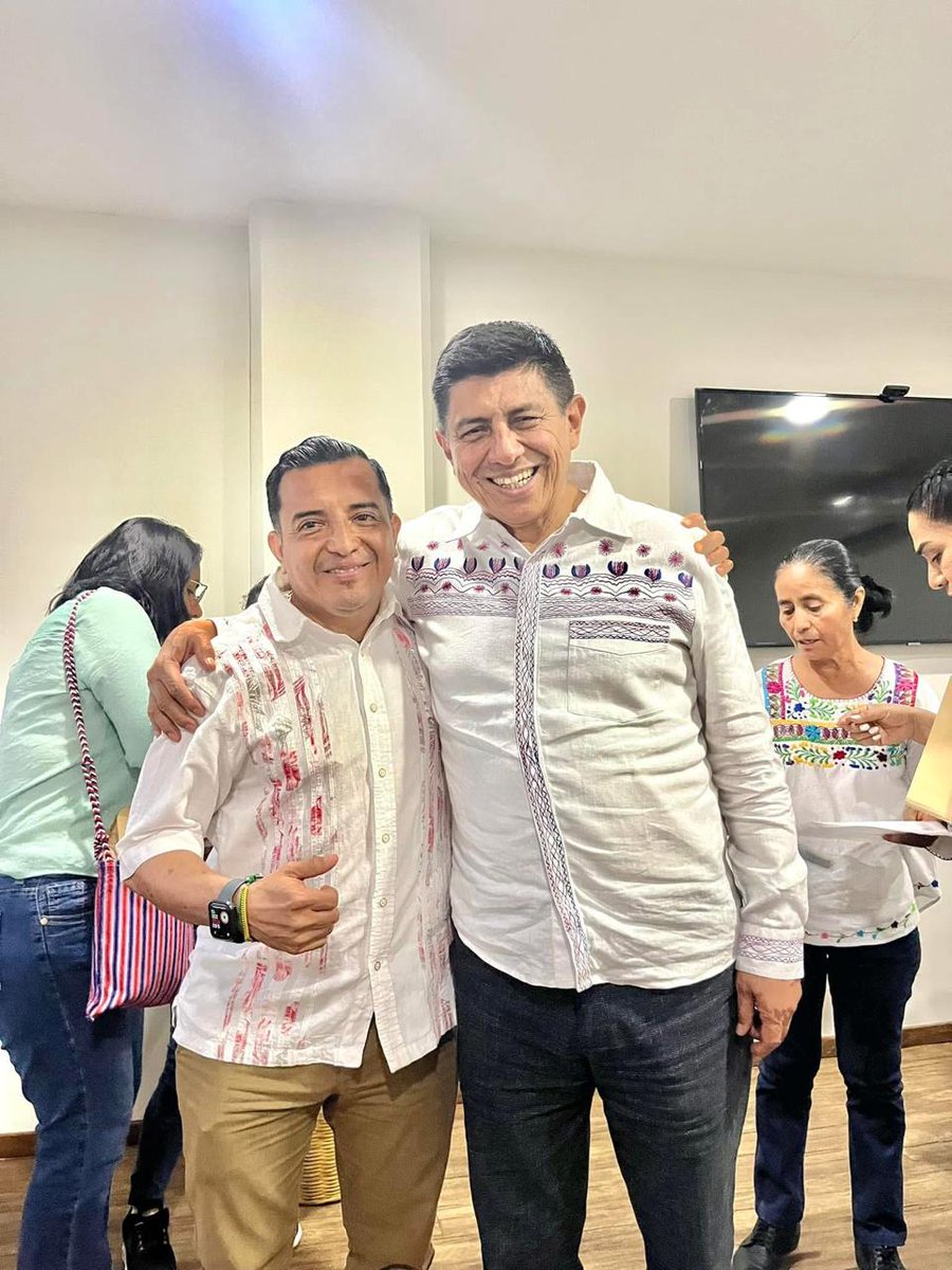 rojasayuzo's tweet photo. Compadres de @salomonj y dirigente Morenista la pareja de ebrios, que agredieron a policías

Se trata de Gardenia Carbajal y su esposo Juan Miguel Pérez Cortés, quienes finalmente libraron el corralón y la multa, al llegar al encierro.

Por ser un partido en el poder, ahora todos los militantes de Morena se creen intocables, más si están bajo los influjos del alcohol que les hace vociferar que son “casi dioses”. 

Otro caso de morenistas fantoches se dio este fin de semana, cuando una pareja que viajaba en una camioneta, fue reportada al transitar a exceso de velocidad y zigzagueando en inmediaciones de Santa Cruz Amilpas, por lo que fue alcanzada por elementos de la Policía Municipal. 

Lejos de cooperar con la autoridad que le solicitaba hacer una prueba de alcoholemia, la mujer que conducía la unidad identificada como Gardenia Carbajal y su esposo Juan Miguel Pérez Cortés, quien presuntamente funge como presidente del partido Morena en Santos Reyes Nopala, arremetieron contra los elementos policiacos. 

Amenazando con destituirlos, así como vociferando que tenían “influencias” con funcionarios de primer nivel en el Gobierno del Estado, insultaron, humillaron y manotearon a los oficiales, quienes no supieron manejar la situación, intimidados por los gritos de la pareja, quienes se encontraban en tercer periodo de ebriedad. 

Al ser exhibido el video en redes sociales, internautas señalaron que el discurso de Salomón Jara Cruz de que “no son iguales”, se cae cada vez que sujetos como estos, pretenden evadir la ley, argumentando tener influencias, mientras es la ciudadanía la que les paga su sueldo. 

Señalaron que no es la primera vez que este matrimonio arma escándalos en la vía pública, ya que en diversos puntos de la Costa son conocidos por sus ínfulas de intocables, ya que cada vez que se embriagan “presumen” su amistad con funcionarios, aunque muchos de éstos ni siquiera los identifiquen.