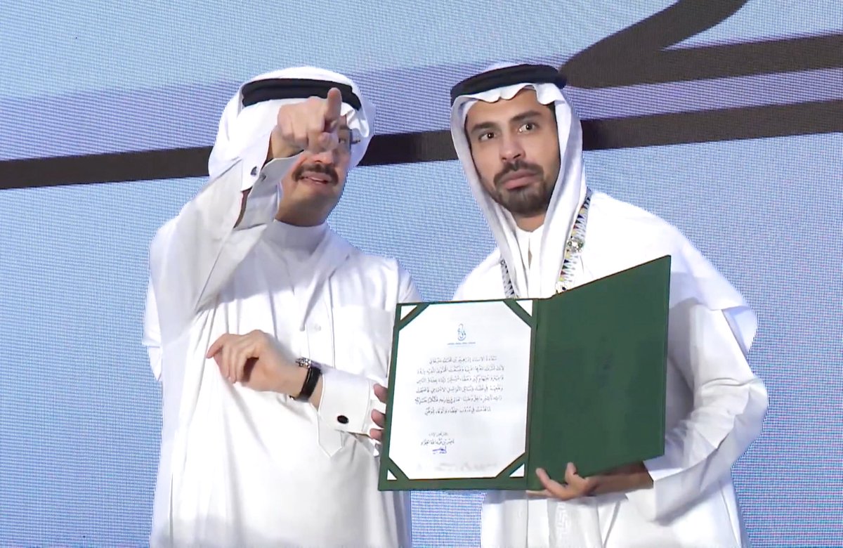 sarhaniy's tweet image. تشرفت اليوم بالسلام على صاحب السمو الملكي الأمر تركي بن طلال أمير منطقة عسير، في حفل تكريم مؤسسة قدوات عطاء ووفاء @qdwat خالص الشكر والتقدير لرئيسها النبيل الأستاذ ناصر بن عبدالله العواد، على هذه المبادرة الكريمة، وحُسن تواصله واهتمامه.