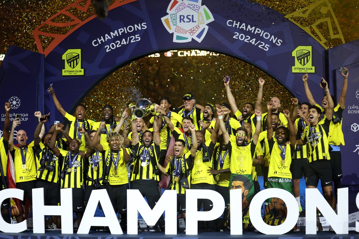 الذهب يزداد بريقًا في سماء جدة 🤩🏆

أبطال #دوري_روشن_السعودي <a href="/ittihad/">نادي الاتحاد السعودي</a> 🐅