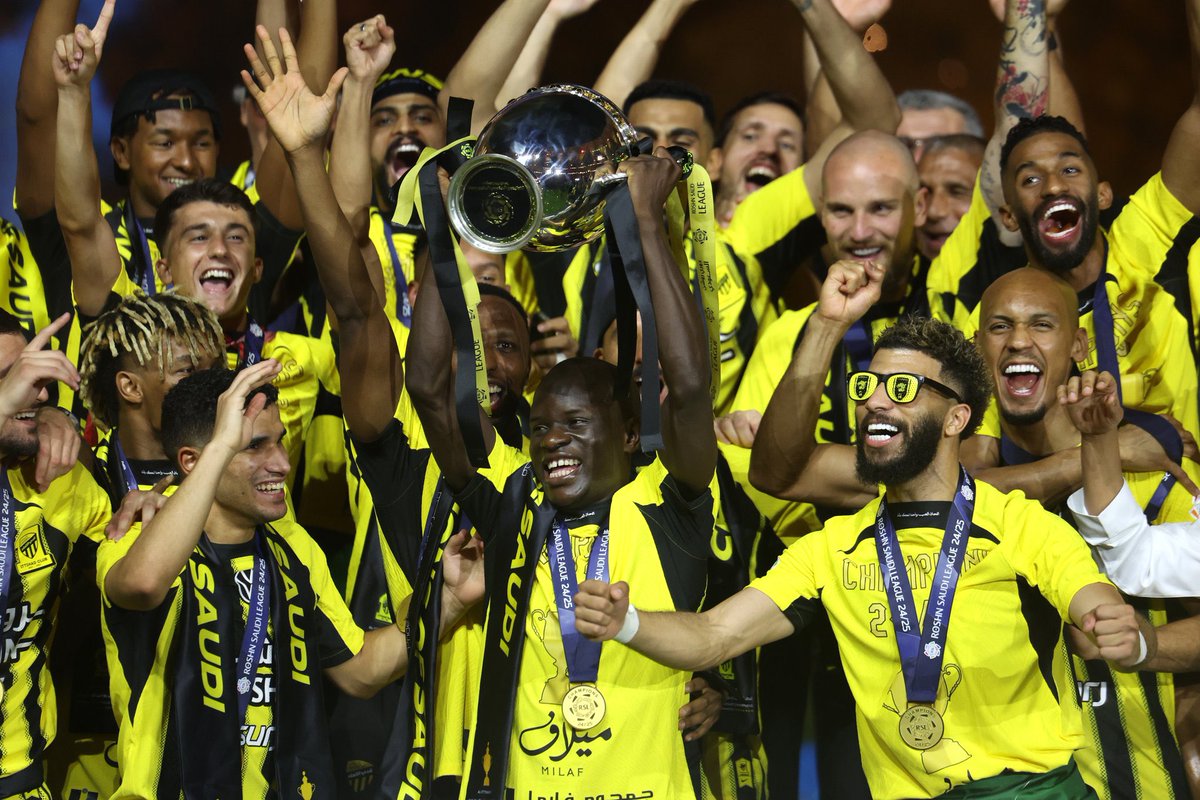 IttiMania's tweet photo. اجمل صورة لهذا اليوم بلا شك! 👑💛

#ليلة_تتويج_الاتحاد https://t.co/dxKeVmJlGv