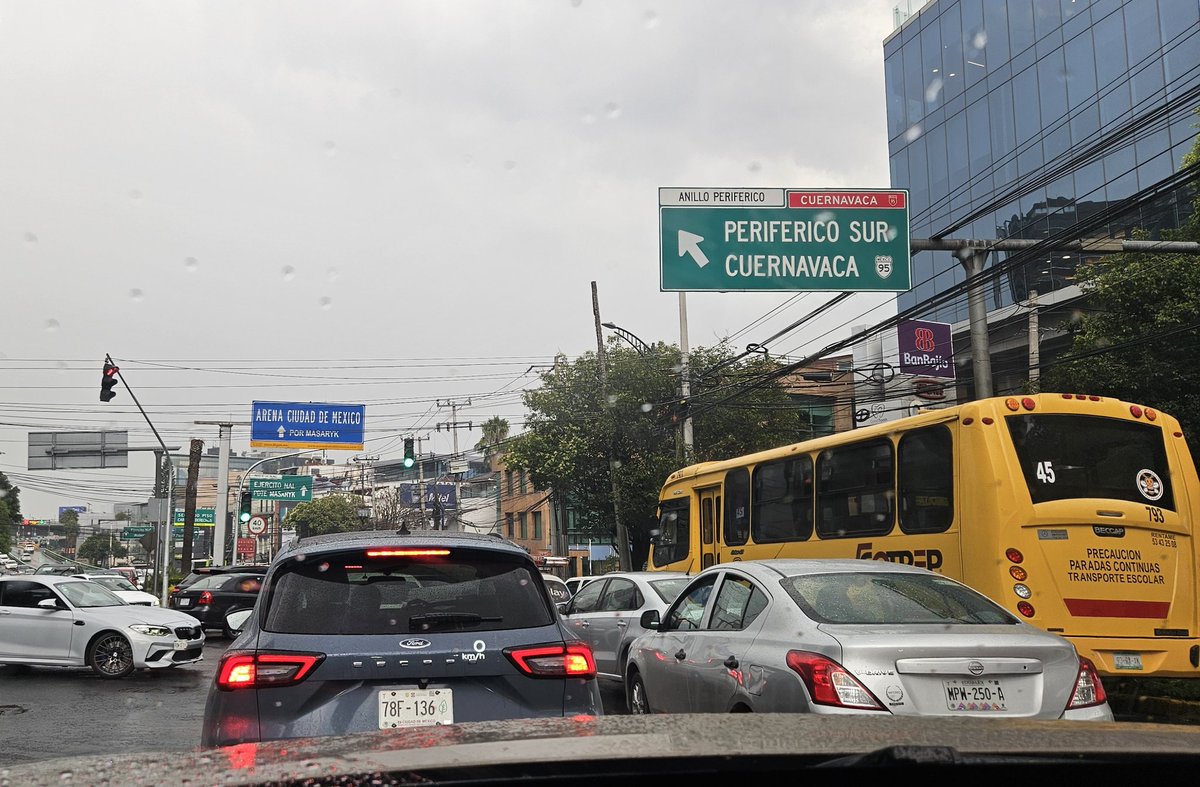 BJS02057437's tweet photo. @C5_CDMX podrían enviar unidades para dirigir el tránsito en Palmas con Monte Irazu y Palmad con Periférico. Periferico sigue cortado por la volcadura de ayer de madrugada y esta zona es un caos. Y encima con lluvia. Gracias https://t.co/2h8YUdwghY