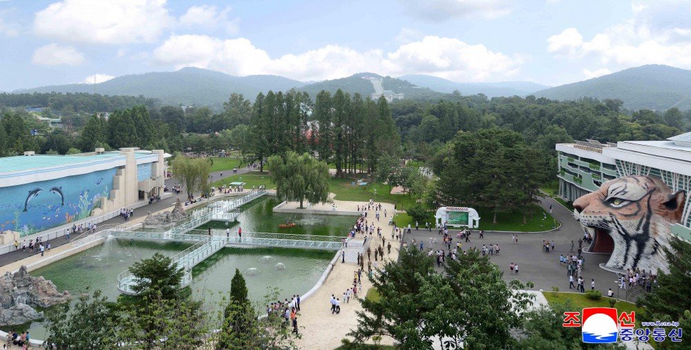 KFLColombia's tweet photo. Al pie del monte Taesong en Pyongyang, Corea del Norte, se encuentran el Museo de Historia Natural y el Zoológico Central. 

Son espacios populares de aprendizaje y entretenimiento, los cuales fueron iniciados por Kim Jong Un e inaugurados en el 2016. https://t.co/86DTghw4mW