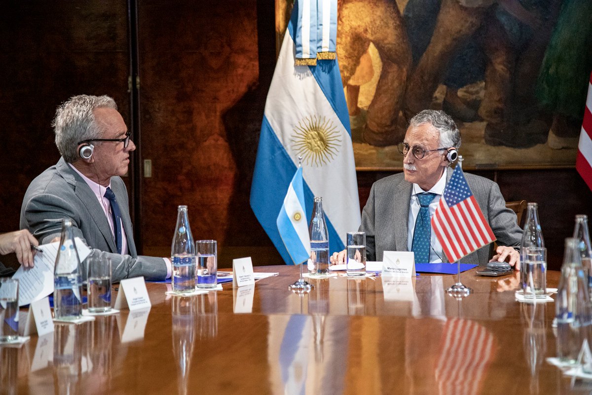 Mariolugones_ar's tweet photo. HACIA UN MODELO SANITARIO MÁS LIBRE, TRANSPARENTE Y PREVENTIVO 🇦🇷 🇺🇸

Hoy recibí en el @MinSalud_Ar al Secretario de Salud de EE. UU., @SecKennedy. Tuvimos una excelente reunión en la que conversamos sobre diversos temas y definimos una agenda de trabajo en común. 

Coincidimos en la necesidad de promover ciudadanos más saludables, a partir de una mejor alimentación y una revisión integral de los ingredientes tóxicos presentes en productos ultraprocesados. También planteamos repensar el enfoque frente a las enfermedades crónicas y revisar los mecanismos de aprobación fast-track de medicamentos. Consideramos que es prioridad contar con más y mejor evidencia científica en los medicamentos y vacunas que utilizamos. 

El objetivo es avanzar hacia sistemas de salud más transparentes que se enfoquen en la prevención, en pensar en la seguridad alimentaria y no en generar ciudadanos enfermos. Además, buscar hacer más eficiente el gasto público, ofrecerle más herramientas e información a nuestros ciudadanos 

Creemos en el futuro de la colaboración en salud global. Tenemos visiones similares sobre el rumbo a seguir, por eso vamos a profundizar el trabajo en conjunto entre ambos países.