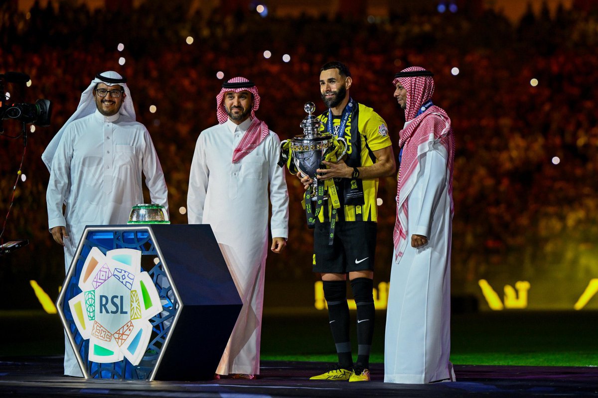 SaudiNews50's tweet photo. وزير الرياضة أثناء تتويجه الاتحاد بكأس الدوري.

- https://t.co/vmBIsIn3L1