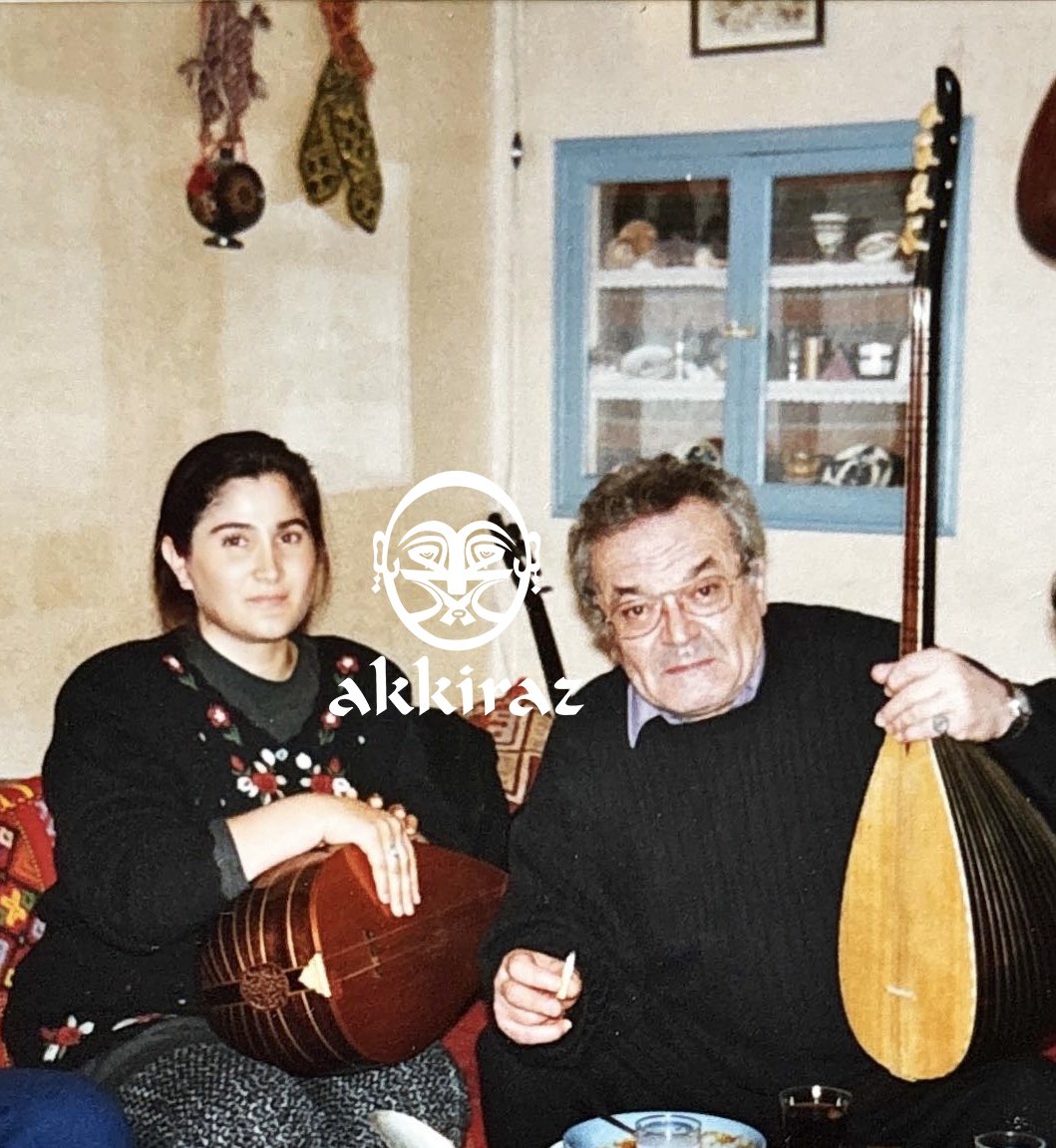 Sevgili Talip Özkan hocayı kaybedeli 15 yıl oldu. Onunla çok güzel muhabbetler kurduk ve çok özel eserler seslendirdik. Bu resim Paris’te sevgili Françoise &amp; Mahmut Demir’in evinde kurduğumuz muhabbetten. Her gün eksilirken yaşanan muhabbetler ve türküler daha da anlamlı oluyor.