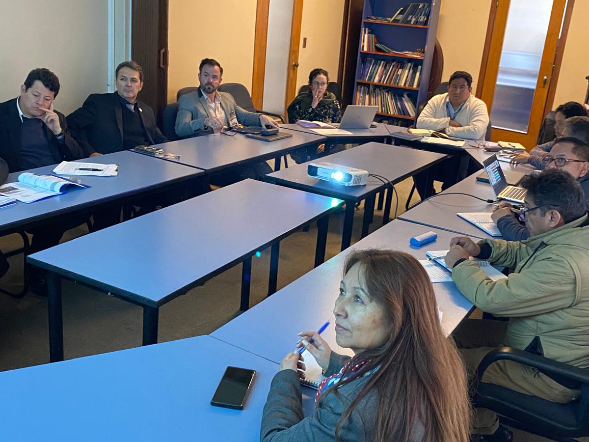 FAO Bolivia (@faobolivia) on Twitter photo #AHORA
El Viceministro David Guachalla, <a href="/minplanifica/">Ministerio de Planificación del Desarrollo</a>
🇧🇴, personeros del Fondo Verde del Clima, el Representante de <a href="/FAOBolivia/">FAO Bolivia</a> y el equipo del proyecto RECEM Valles, comparten avances en la lucha por poblaciones más resilientes a la sequía y el #CambioClimático #AHORA
El Viceministro David Guachalla, <a href="/minplanifica/">Ministerio de Planificación del Desarrollo</a>
🇧🇴, personeros del Fondo Verde del Clima, el Representante de <a href="/FAOBolivia/">FAO Bolivia</a> y el equipo del proyecto RECEM Valles, comparten avances en la lucha por poblaciones más resilientes a la sequía y el #CambioClimático