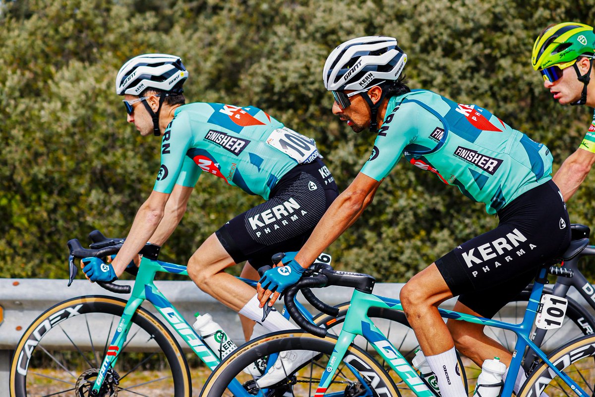 🇫🇷 𝐏𝐚𝐫𝐫𝐚 y 𝐒𝐨𝐬𝐚 brillan con el Equipo Kern Pharma en #MercantourClassic06

🎙️“Nunca es fácil estar en el podio y conseguirlo así hoy nos da un plus de confianza” [Mikel Ezkieta]

📲 Declaraciones de los protagonistas: equipokernpharma.com/actualidad/pod…