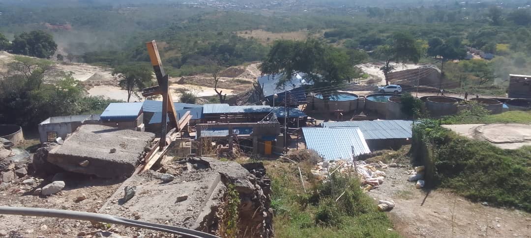 ZBCNewsonline's tweet photo. A Shurugwi-based woman-led mining company, Tebekwe Mine, operating under Mutovu Investments, has become a beacon of empowerment after availing two hectares of its mining claims to over 200 local mining syndicates, in a move that is set to transform livelihoods within the community.

https://t.co/EseYMPVB5K