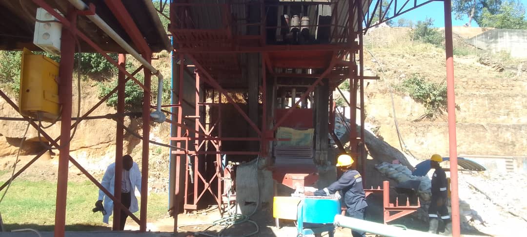 ZBCNewsonline's tweet photo. A Shurugwi-based woman-led mining company, Tebekwe Mine, operating under Mutovu Investments, has become a beacon of empowerment after availing two hectares of its mining claims to over 200 local mining syndicates, in a move that is set to transform livelihoods within the community.

https://t.co/EseYMPVB5K