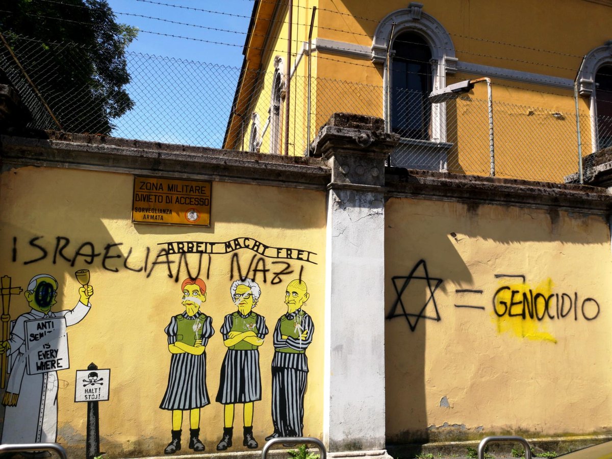 TV2000it's tweet photo. #NEWS - Ancora vandalizzato murale con #LilianaSegre, #SamiModiano e #EdithBruck a #Milano
Comparsa scritta 'Genocidio' e baffetti da Hitler a Modiano

realizzato da @PalomboArtist  sui muri della caserma in via Michele Amari 

#26maggio #Segre  #Modiano #Bruck https://t.co/XwsbAbeVKG