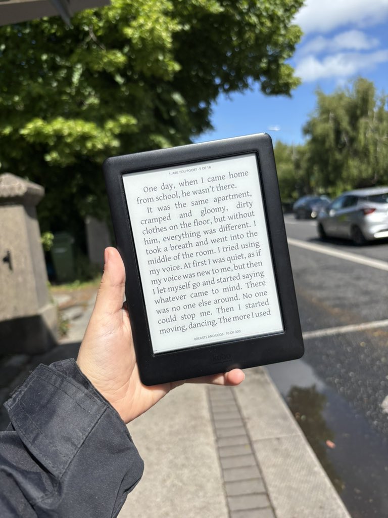 razormaiden's tweet image. essa tecnologia de e-reader que te permite ler sem dificuldades mesmo no solzao nunca vai deixar de me impressionar