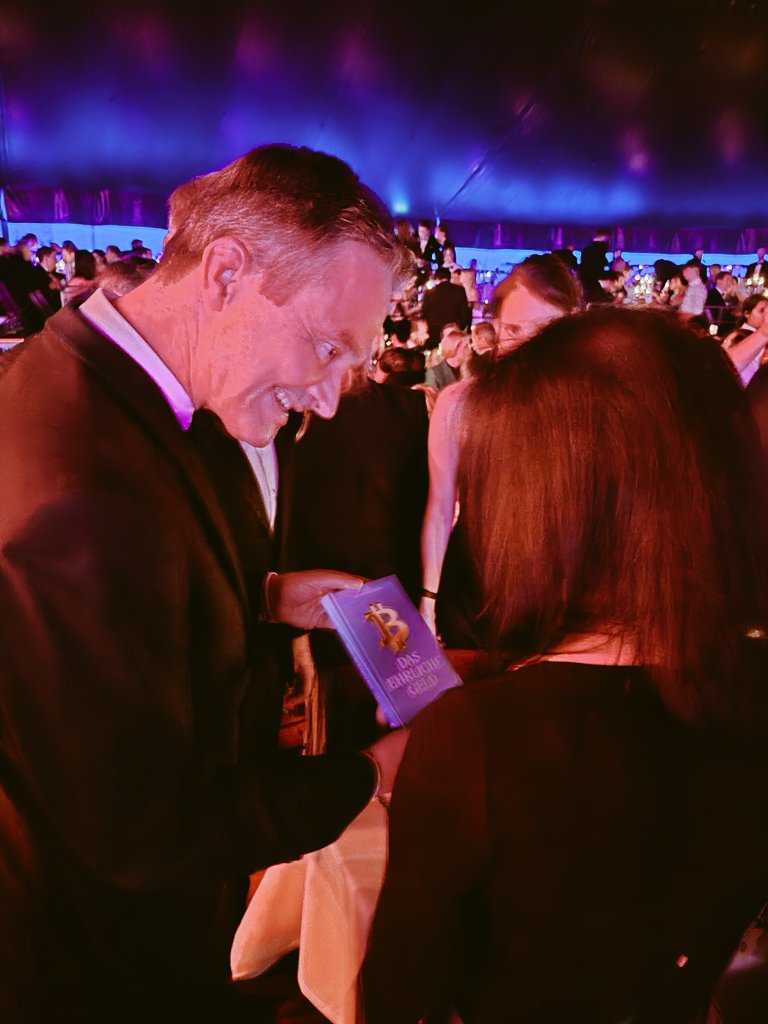 pete_rizzo_'s tweet photo. JUST IN: GERMAN MINISTER OF ECONMICS AND ENERGY WAS JUST GIVEN A BOOK ABOUT #BITCOIN

3rd LARGEST ECONOMY IN THE WORLD🔥 https://t.co/kQi1PBxp40