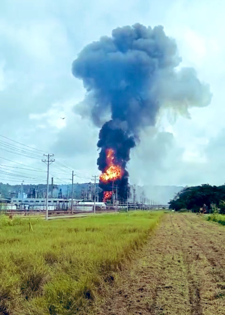 PedritoExtranja's tweet photo. Destruyen toda una provincia mediante un criminal abandono absoluto. 
Lo de hoy en la Refinería de Esmeraldas es otra muestra de cómo el neoliberalismo inyecta ecocidios en territorios que deberían estar protegidos. 
Somos el único país del mundo donde estos temas no importan. https://t.co/wGss2fjyDQ