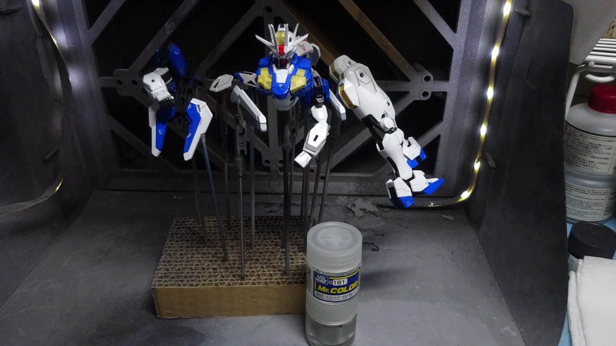 「本日は夜の塗装作業です。 HGエアリアル改修型のデカール貼りが終わり、部品をそれ」|ぜっぷらのイラスト