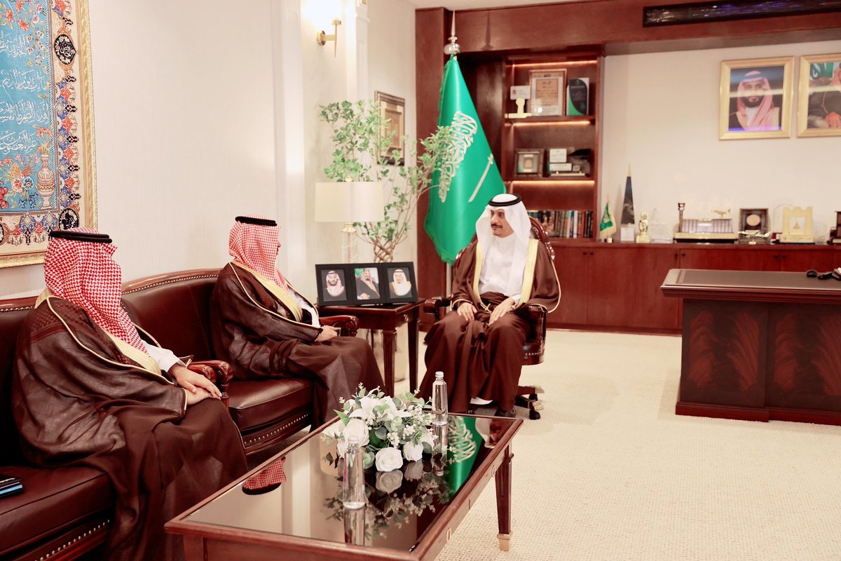 صاحب السمو محافظ حفرالباطن الأمير عبدالرحمن بن عبدالله بن فيصل يستقبل مدير #فرع_وزارة_الصحة بـ #حفرالباطن ناصر بن راشد الصافي ومدير مكتب #هيئة_الصحة_العامة ”وقاية" د. ناصر بن تركي الظفيري لعرض دور ومهام هيئة الصحة العامة بالمحافظة.
