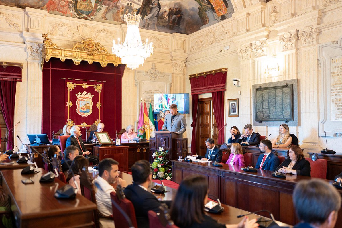 Ciudad de Málaga (@malaga) on Twitter photo El portavoz del grupo Con Málaga, <a href="/NicoSguiglia/">Nico Sguiglia</a>, interviene en el acto de entrega de la Medalla de la Ciudad a <a href="/Commalaga/">Médicos de Málaga | #medicosmalaga</a>. youtube.com/@ciudaddemalag… El portavoz del grupo Con Málaga, <a href="/NicoSguiglia/">Nico Sguiglia</a>, interviene en el acto de entrega de la Medalla de la Ciudad a <a href="/Commalaga/">Médicos de Málaga | #medicosmalaga</a>. youtube.com/@ciudaddemalag…