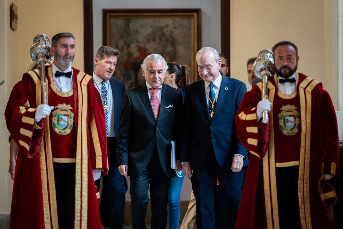 Ciudad de Málaga (@malaga) on Twitter photo 🖥️ Comienza la sesión solemne en el Salón de Plenos, presidida por el alcalde, <a href="/pacodelatorrep/">Paco de la Torre</a>, para entregar la Medalla de la Ciudad de Málaga y nombramiento de Hijo Predilecto a <a href="/Commalaga/">Médicos de Málaga | #medicosmalaga</a>. youtube.com/@ciudaddemalag… 🖥️ Comienza la sesión solemne en el Salón de Plenos, presidida por el alcalde, <a href="/pacodelatorrep/">Paco de la Torre</a>, para entregar la Medalla de la Ciudad de Málaga y nombramiento de Hijo Predilecto a <a href="/Commalaga/">Médicos de Málaga | #medicosmalaga</a>. youtube.com/@ciudaddemalag…