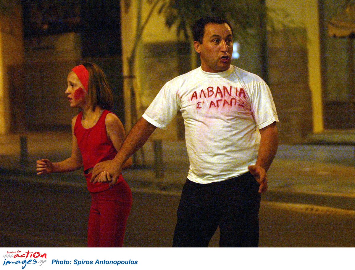 Μια συγκλονίστικη φωτο από το πογκρομ, εθνικιστών και μπάτσων το 2004 στην Ομονοια