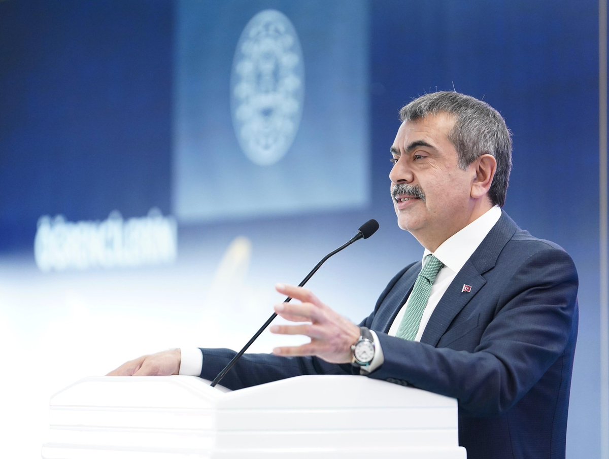 Milli Eğitim Bakanı Yusuf Tekin’in katkılarıyla, öğrencilerin dil gelişimine yönelik önemli bir adım atıldı.

“Söz Varlığı” Projesi Ankara’da tanıtıldı. Projeyle kelime hazinesi ve kavram bilgisi sistematik biçimde geliştirilecek.