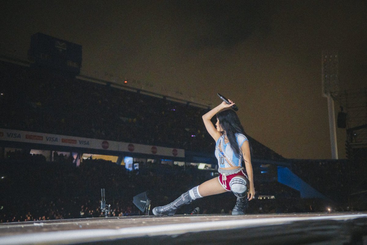 vivoporlala's tweet photo. LALI la dueña del estadio Vélez ✨ https://t.co/4Up4CmZ3OU