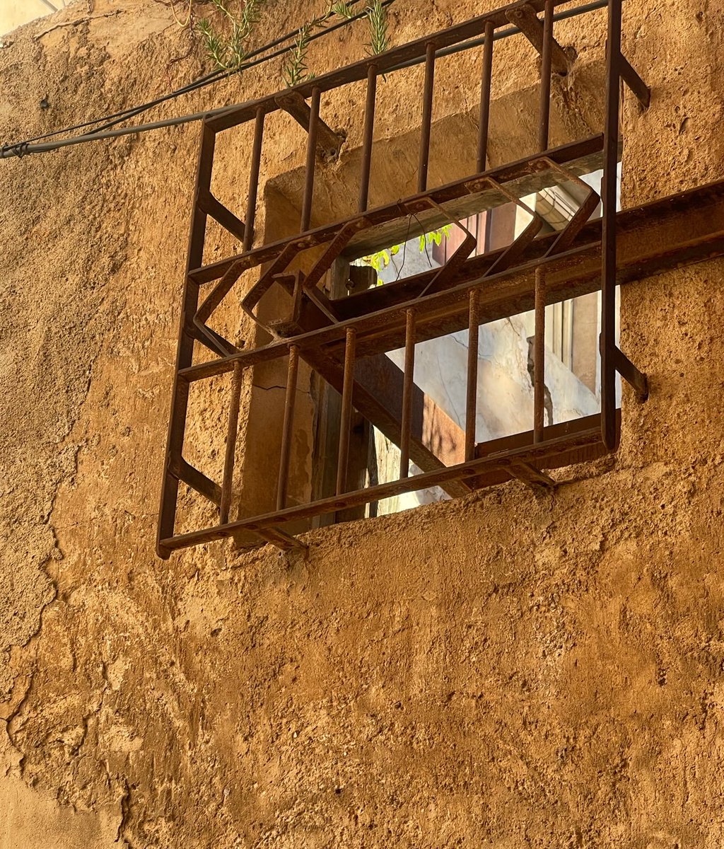 vidaljuani's tweet photo. Os acordáis que el ⁦⁦@AytoLorca⁩ va a construir en los solares que les han expropiado a los vecinos qué se quedaron sin casas con el terremoto ahora sin terreno. Este es un solar qué está así desde 1990 con peligro de caer cuando los niños van al cole. Enfrente museo https://t.co/FEnln8p53Y