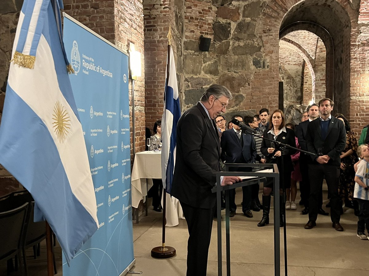 DonSalvu's tweet photo. Los argentinos nos juntamos a celebrar el 25 de mayo con nuestro embajador en Estonia. Hubo saqueo de empanadas. https://t.co/gZvc4xwKeH