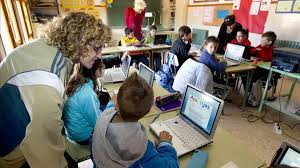 Charo Perez Ruiz (@chariwi) on Twitter photo El alumnado que usa la tecnología lleva medio curso de retraso con respecto al que no la usa. Este es uno de los datos reveladores de un estudio realizado por <a href="/Lucia_Gorjon/">Lucía Gorjón</a> y <a href="/oaainhoa/">Ainhoa Osés</a> para <a href="/iseak_eu/">ISEAK</a>. Hablaremos con Lucía que nos desgranará todos los datos. El alumnado que usa la tecnología lleva medio curso de retraso con respecto al que no la usa. Este es uno de los datos reveladores de un estudio realizado por <a href="/Lucia_Gorjon/">Lucía Gorjón</a> y <a href="/oaainhoa/">Ainhoa Osés</a> para <a href="/iseak_eu/">ISEAK</a>. Hablaremos con Lucía que nos desgranará todos los datos.