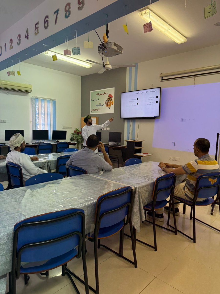 EduGovDhr7221's tweet photo. قدم أ.محمد المزروعي معلم أول مادة الرياضيات عرضا تقديميا بعنوان ( إثارة الدافعية  ) بحضور معلمي مادة الرياضيات الكرام. https://t.co/w6iXNw1TnZ