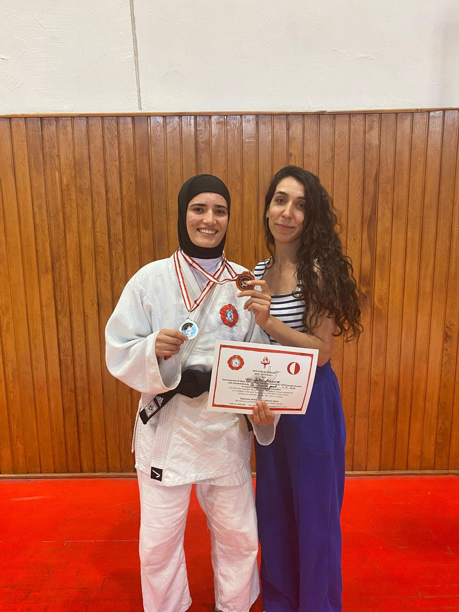 16-19 Mayıs tarihleri arasında Ankara’da düzenlenen Üniversiteler Arası Gençlik Oyunları’nda sporcumuz Selvi Aydemir, 57 kg'da şampiyon olurken, Açık Sıklet kategorisinde ise üçüncülük elde ederek büyük bir başarıya imza attı. 🏆🥋

Sporcumuzu tebrik ederiz.