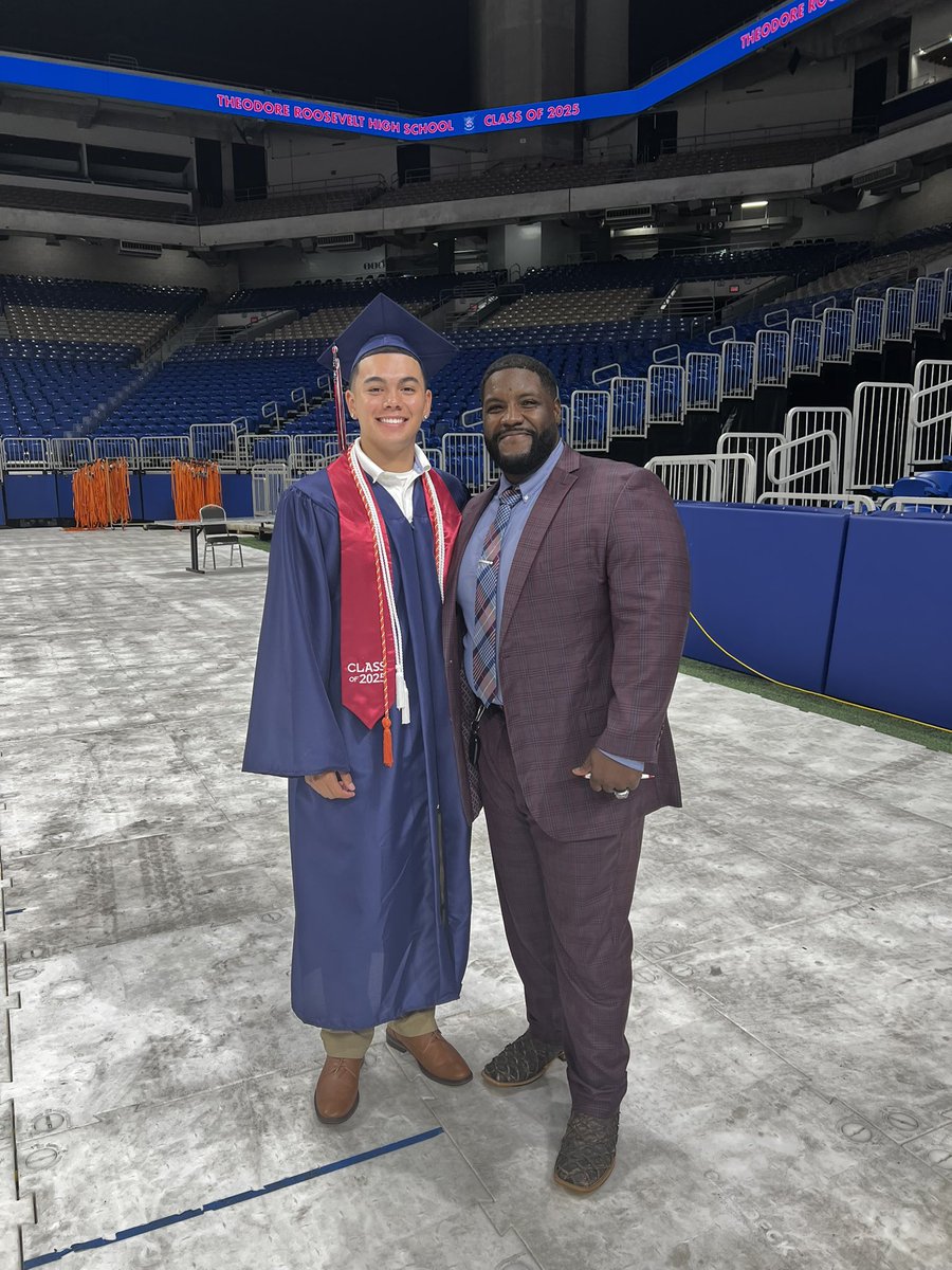 CoachBarnes91's tweet image. Congratulations to all of our @TRRoughRiderFB who crossed the real Goal Line today!!! We are so proud of all  of you go be great!!! It’s a great day to be a Rough Rider!!! #EAT #ROW @WeAreTRHS