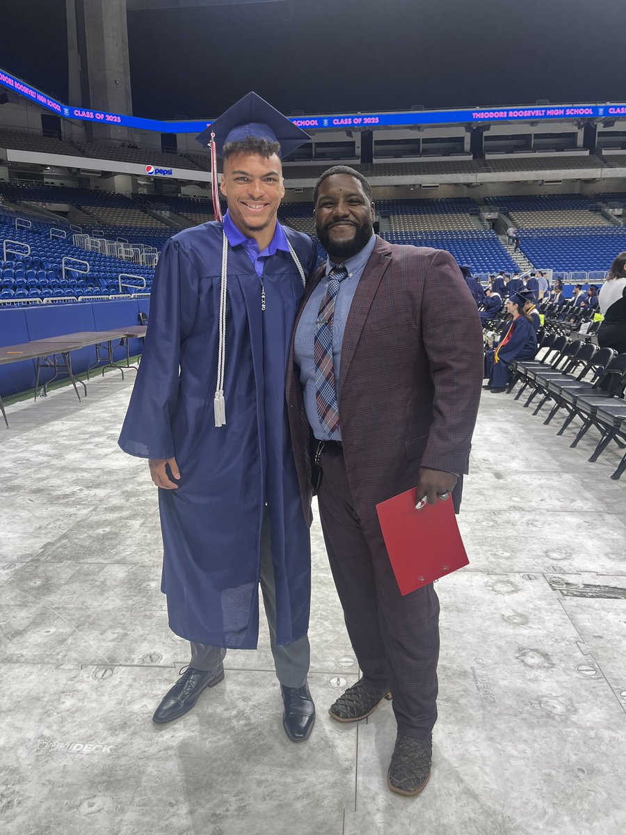 CoachBarnes91's tweet image. Congratulations to all of our @TRRoughRiderFB who crossed the real Goal Line today!!! We are so proud of all  of you go be great!!! It’s a great day to be a Rough Rider!!! #EAT #ROW @WeAreTRHS