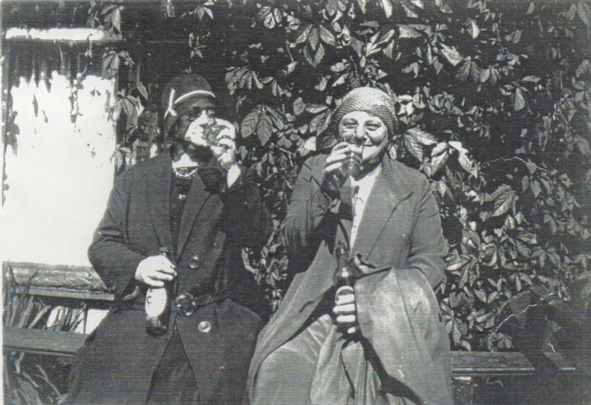 The Bradford Whit Walk was the world’s oldest amateur walking race. The route passed #Shipley Market Place where crowds sang on Whit Monday. For #Saltaire mill workers, Agnes &amp; Edith Dewhirst, the day off was enjoyed with a tipple on Shipley Glen
#BankHoliday