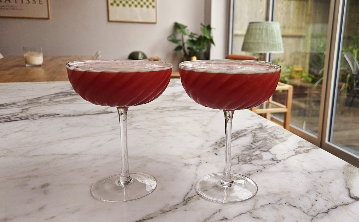 Chillslincoln79's tweet image. Bank Holiday Vibes with @psquireslincoln 🫰😜 #WomenInSTEM #academiclife #lifeofaPI #BankHoliday #amaretto #cocktailhour #academictwitter