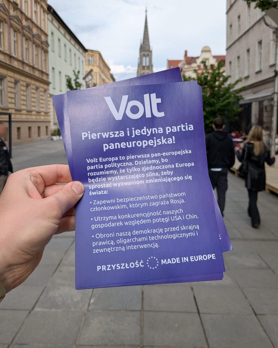 Zmiana zaczyna się od ludzi, którzy w nią wierzą! W Sobotę mogliście spotkać nas w Katowicach na Mariackiej, gdzie rozdawaliśmy ulotki, rozmawialiśmy z przechodniami i zapraszaliśmy do zaangażowania we wspólne budowanie lepszej przyszłości dla Europy. 
💜🇪🇺