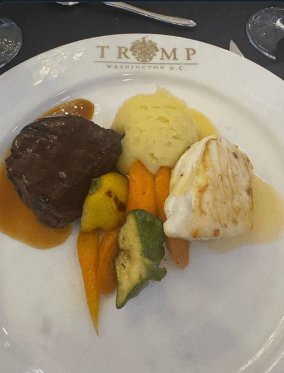 🇺🇸 JUST IN: A $TRUMP memecoin holder who bought around $300K worth of tokens to attend Trump’s crypto dinner called the food “trash” and the speech “bullsh*t,” saying even McDonald’s would’ve been better.