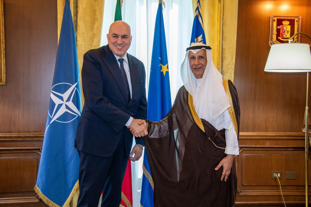 اجتمعت اليوم خلال زيارتي إلى جمهورية إيطاليا، مع معالي وزير الدفاع الإيطالي السيد جويدو كروسيتو، حيث استعرضنا الروابط الاستراتيجية والعلاقات المتينة التي تجمع البلدين، وبحثنا فرص تعزيز التعاون في مجال الصناعات العسكرية والدفاعية، ودعم تبادل الخبرات وتوطينها بين الشركات الوطنية