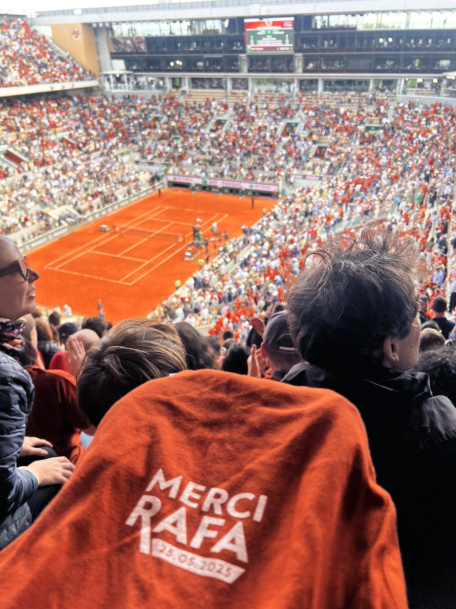 millesime93's tweet photo. Merci Rafa ❤️👑
Amazing tribute from RG on the most important court of his career, where he has literally left his mark forever, surrounded by his family, his biggest rivals … and us his forever fans
We will never be the same, but this was the closure he deserved and I/we needed https://t.co/NxnUIF4Xod