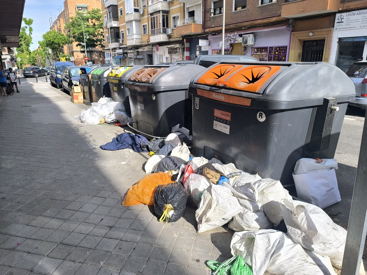 Alicas78's tweet photo. @Lineamadrid Ahí siguen los sacos y todo lleno de basura otra https://t.co/TzOO913rd5 se puede vivir así @carlosizqtorres https://t.co/OVh24qVbe4