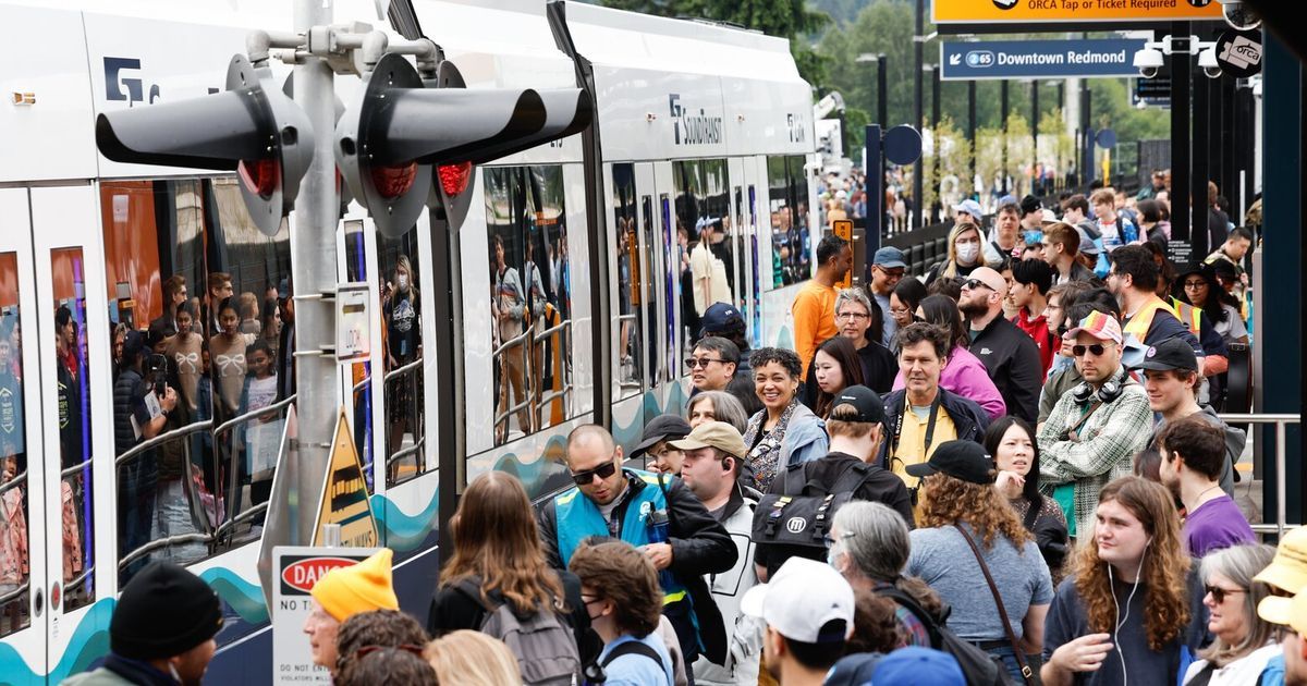 Light rail opening in Redmond, WA draws big crowds buff.ly/zYwJX8F #RailTransit