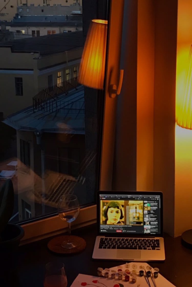 дождь часто делает за нас выбор и помогает отсекать всё лишнее -встречи, диалоги или попытки быть частью чего-то большого)