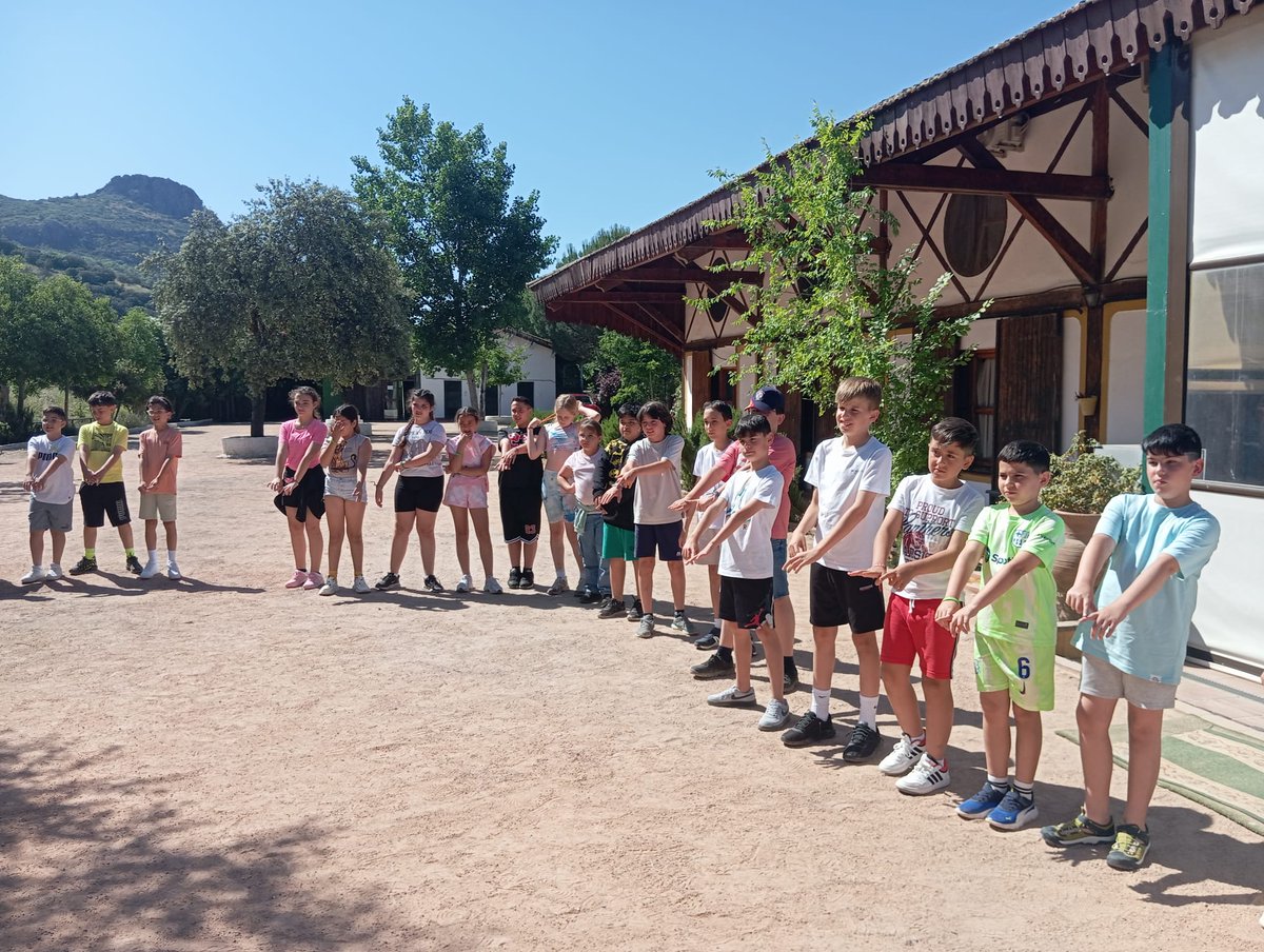 PontiPabloVI's tweet photo. ¡Cómo disfrutan nuestros alumnos de 5º y 6º de Primaria en Espiel, Córdoba! 🏊‍♂️🌳⚽ https://t.co/50OfD50A8Q