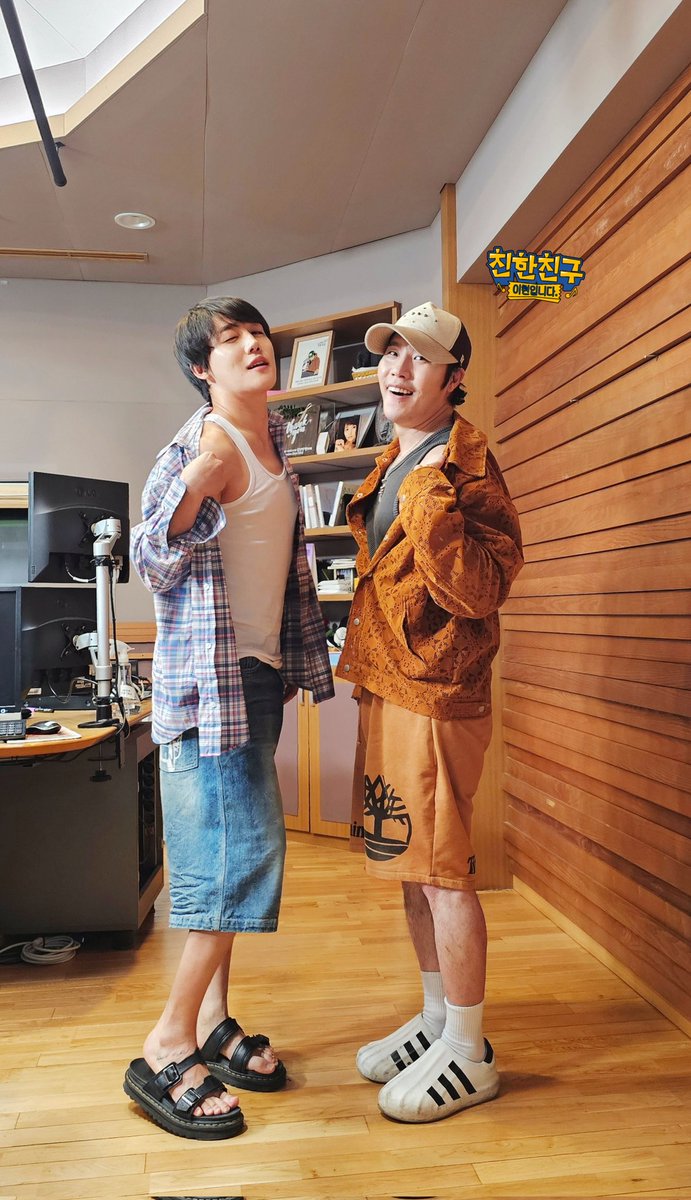 🙌친친🙌

#퀴즈탐험신비의세계 #이장준 #골든차일드
#친한친구이현입니다 <a href="/GoldenChild/">GoldenChild (골든차일드)</a>

🏃‍♂️런닝하는 런닝부자 장스타와
한때 🎤싱잉랩 좀 했을 것 같은 현이디 
오늘은 난닝구로 하나되어 봤습니다.... 🫠

다소... 꽤.... 어쩌면 많이....
도발적인 포즈로 👍