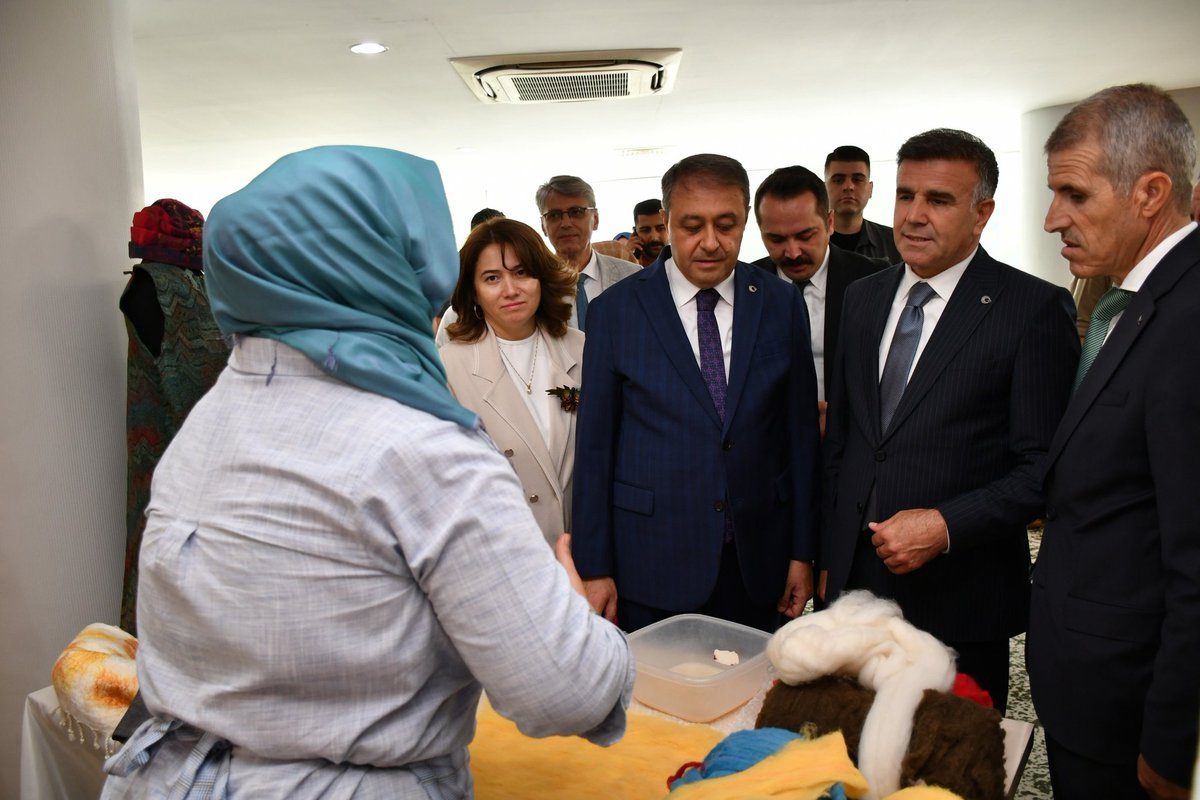 Hayat Boyu Öğrenme Haftası kapsamında yıl sonu sergisi açıldı

Hayat Boyu Öğrenme Haftası etkinlikleri çerçevesinde, ilimizde faaliyet gösteren 13 ilçe halk eğitimi merkezine bağlı kursiyerler ve usta öğreticiler tarafından hazırlanan el emeği, göz nuru ürünlerin yer aldığı yıl