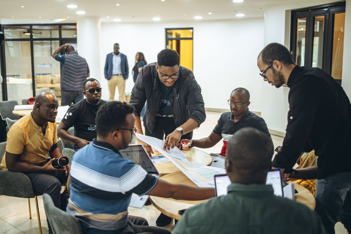 timbuktooafrica's tweet photo. Today’s #timbuktoo HealthTech Innovation Session kicked off w/ powerful insights  from @NChinbuah, Dep Res Rep @UNDP_Rwanda &amp; @EstherKunda, DG of Innovation &amp; Emerging Tech @RwandaICT. Startups engaged in focus group discussions w/ stakeholders to redefine bold ideas &amp; solutions. https://t.co/rCq6G6ErKA
