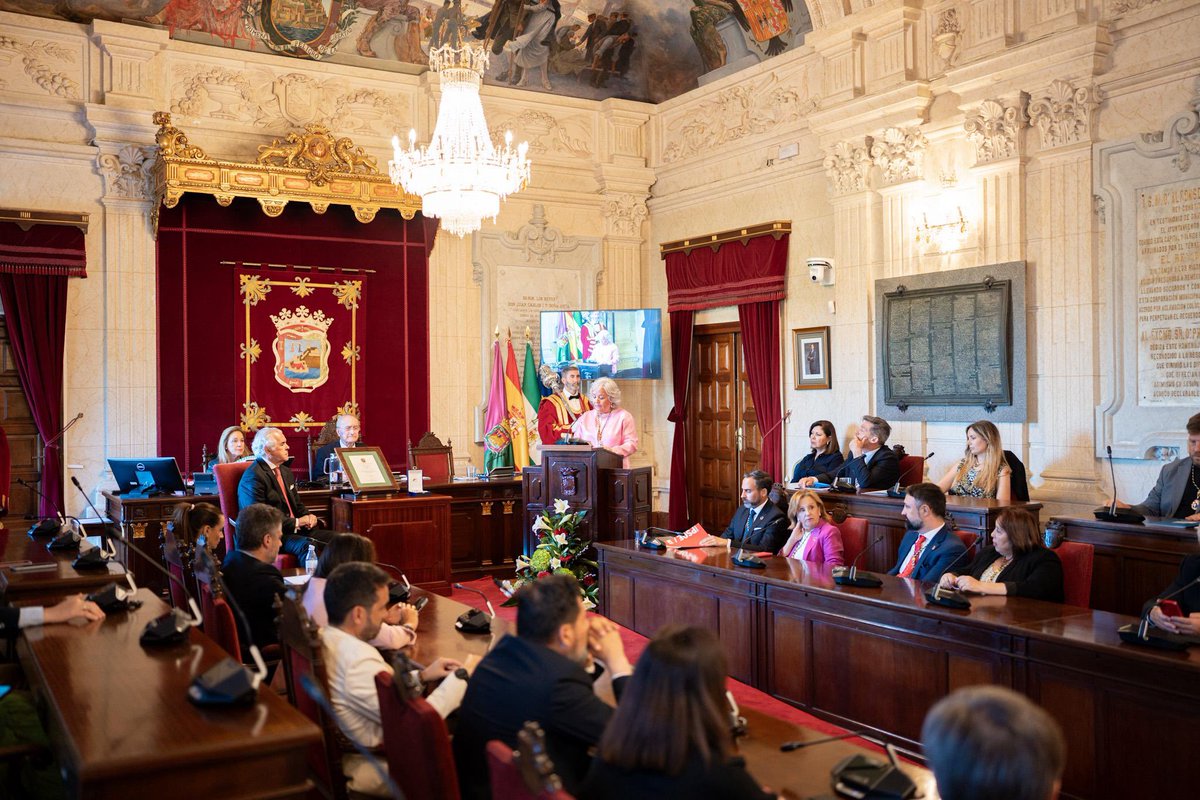 Ciudad de Málaga (@malaga) on Twitter photo La concejala de Servicios Operativos e instructora del expediente, Teresa Porras, dedica unas palabras a <a href="/Commalaga/">Médicos de Málaga | #medicosmalaga</a> antes de la imposición de la Medalla de la Ciudad de Málaga. youtube.com/@ciudaddemalag… La concejala de Servicios Operativos e instructora del expediente, Teresa Porras, dedica unas palabras a <a href="/Commalaga/">Médicos de Málaga | #medicosmalaga</a> antes de la imposición de la Medalla de la Ciudad de Málaga. youtube.com/@ciudaddemalag…