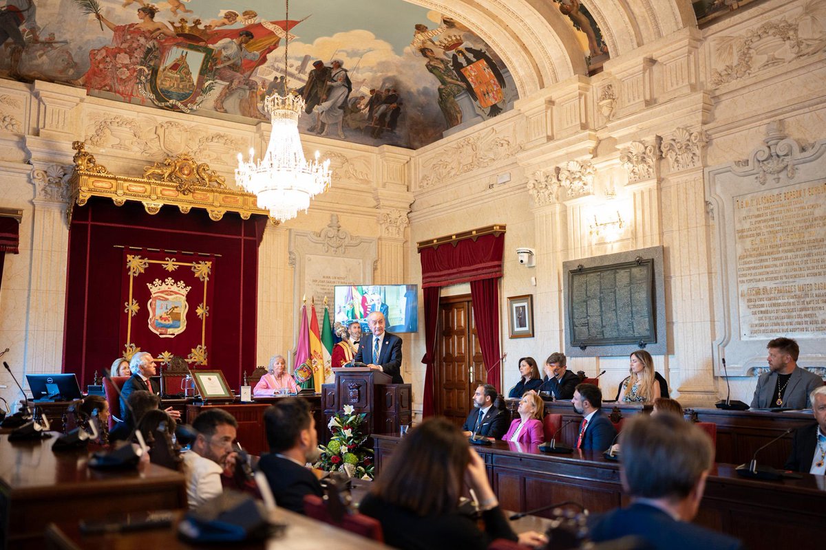 Ciudad de Málaga (@malaga) on Twitter photo Toma la palabra el alcalde, <a href="/pacodelatorrep/">Paco de la Torre</a>, en el acto de entrega de la Medalla de la Ciudad a <a href="/Commalaga/">Médicos de Málaga | #medicosmalaga</a> en reconocimiento por su compromiso con la formación continua de los médicos. youtube.com/@ciudaddemalag… Toma la palabra el alcalde, <a href="/pacodelatorrep/">Paco de la Torre</a>, en el acto de entrega de la Medalla de la Ciudad a <a href="/Commalaga/">Médicos de Málaga | #medicosmalaga</a> en reconocimiento por su compromiso con la formación continua de los médicos. youtube.com/@ciudaddemalag…