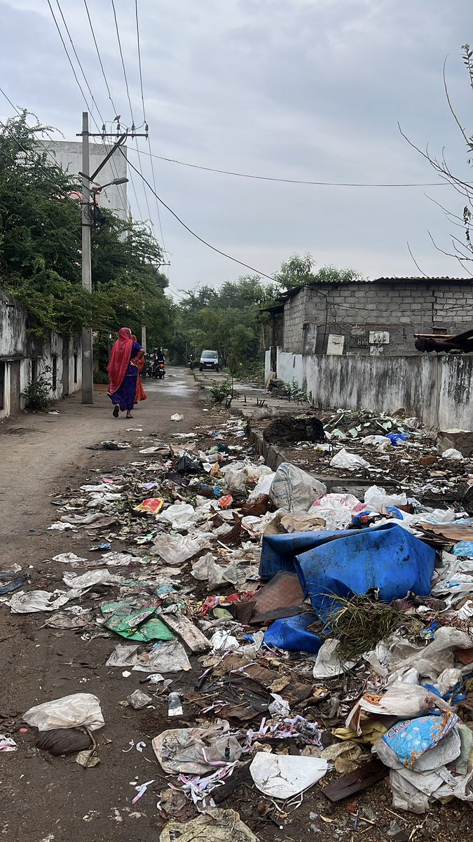 JohnsonHatagle's tweet photo. Street No.8 Chandragiri Colony Kurpa complex 

Requesting @GHMCOnline @DC_Malkajgiri @CommissionrGHMC @gadwalvijayainc @revanth_anumula @HyderabadMSW @HydWasteWarrior lots of garbage on residential area https://t.co/f5ckVuKSs0