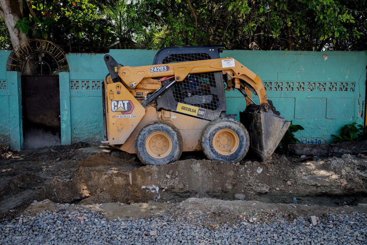 🛣️¡La Boquilla deja atrás el barro!
Con 1,5 kilómetros de vía pavimentada, comienza a saldarse una deuda histórica con un pueblo que nunca dejó de resistir. Hoy el progreso tiene forma de calle limpia, de abuelas caminando seguras, de niños yendo al colegio sin miedo al lodo.
