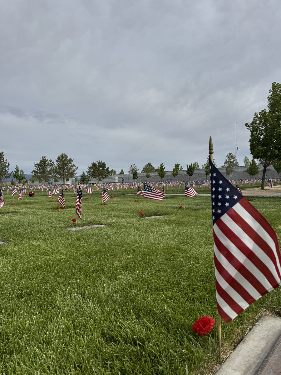 Today we honor and remember those who paid the ultimate sacrifice for our freedom. 
Thank you. 🇺🇸❤️ 

@KRNV 
@KRXITV